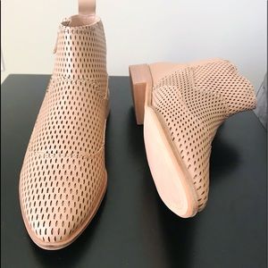✨Rare find ✨ NWB Kelsi Dagger Tan Booties Sz 9